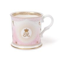 Queen Elizabeth II Centenary commemorative tankard with golden central cypher and sunbeam pattern. 