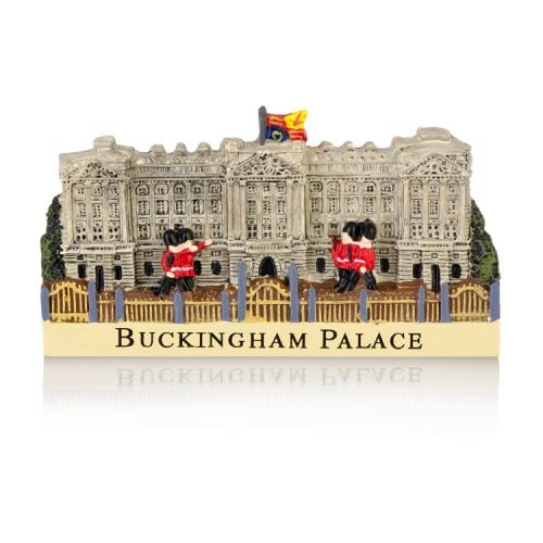 Buckingham Palace Facade resin fridge magnet  featuring guardsmen marching in fornt of the palace figure and the words Buckingham Palace written on the lower part of the magnet. 
