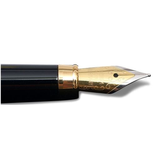 Closer view of a Buckingham Palace gold fountain pen featuring engraved details inspired on decorative wall mouldings at Buckingham Palace. 