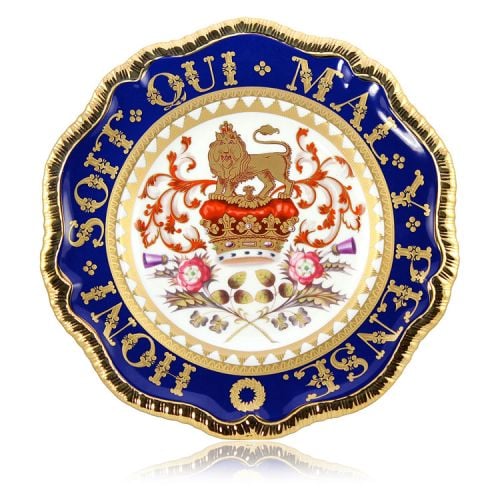 Special edition Honi Soit Qui Mal Y Pense English fine bone china plate with a design featuring a crown surmounted by the heraldic lion as a symbol of the English kingdom and the national flowers. The border of this plate has the moto Honi Soit Qui Mal Y 