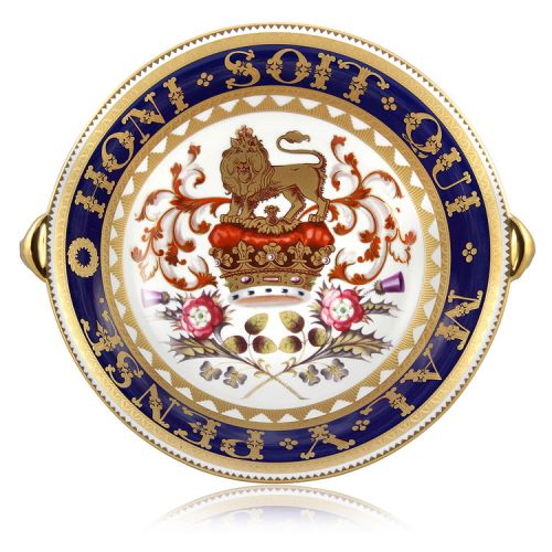 Special edition Honi Soit Qui Mal Y Pense English fine bone china lion head footed bowl with a design featuring a crown surmounted by a heraldic lion as a symbol of the English kingdom and national flowers. The moto Honi Soit Qui Mal Y Pense encicles the 
