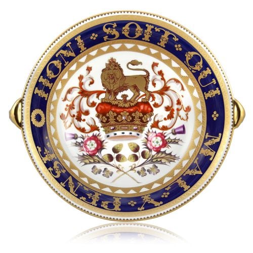 Special edition Honi Soit Qui Mal Y Pense English fine bone china lion head footed bowl with a design featuring a crown surmounted by a heraldic lion as a symbol of the English kingdom and national flowers. The moto Honi Soit Qui Mal Y Pense encicles the 