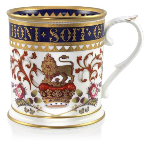 Special edition Honi Soit Qui Mal Y Pense English fine bone china large tankard with a design featuring a crown surmounted by a heraldic lion as a symbol of the English kingdom and national flowers. The moto Honi Soit Qui Mal Y Pense surounds the cobalt b