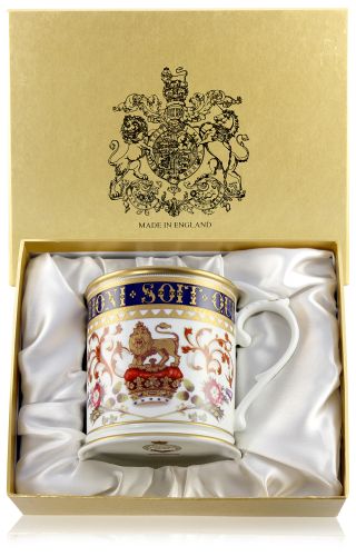 Special edition Honi Soit Qui Mal Y Pense English fine bone china large tankard with a design featuring a crown surmounted by a heraldic lion as a symbol of the English kingdom and national flowers. The moto Honi Soit Qui Mal Y Pense surounds the cobalt b