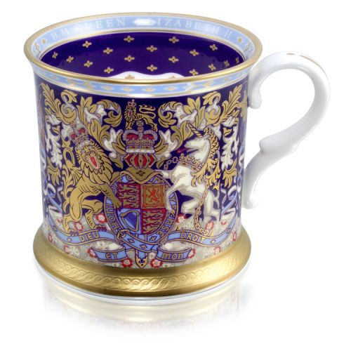 The lion and unicorn crest is at the centre of this tankard. Surrounded with a purple, light blue and gold design