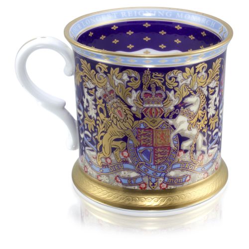 The lion and unicorn crest is at the centre of this tankard. Surrounded with a purple, light blue and gold design