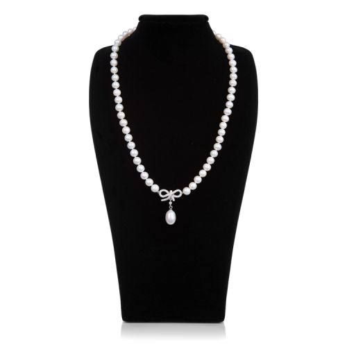 Pearl necklace with a magnetic clasp. There is a crystal bow detail with a pearl drop