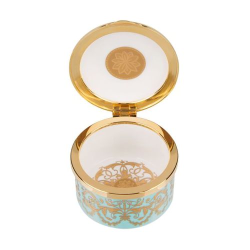Green, white and gold pillbox. The edge of the pillbox is green with swirly gold design. The lid is white with the gold lion and unicorn crest