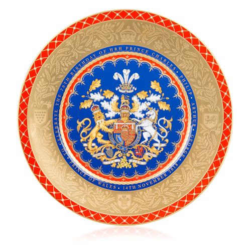 Red, blue and gold charger plate. At the centre is the coat of arms and Prince of Wales feathers