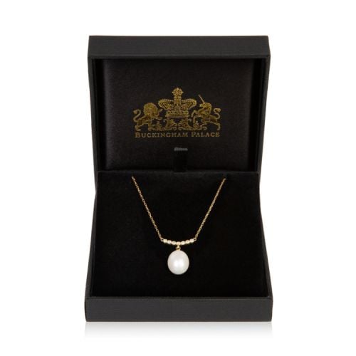 Gold chain with seven small crystals and pearl drop