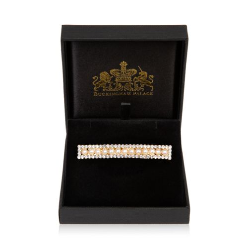 Gold with crystals round the outside and pearl through the middle of the hairclip 