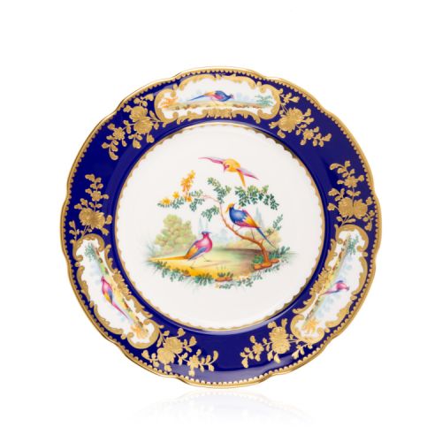 Prestige plate surrounded with a blue and gold design. At the centre is a painting of three exotic birds.