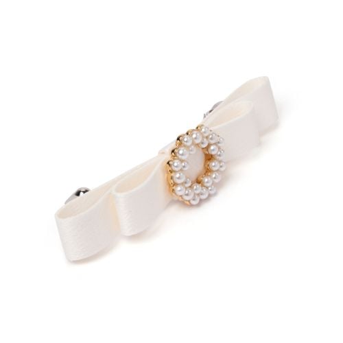 Sillky cream barette with pearl details. 