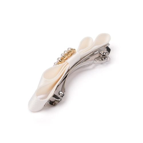 Sillky cream barette with pearl details. 