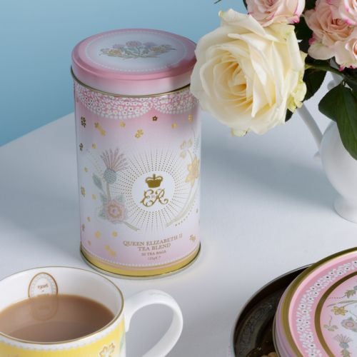 Queen Elizabeth II Tea Blend tin with floral pattern and flowers of the United Kingdom. 