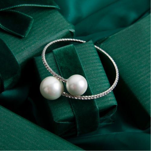 Bracelet made of small crystals and bookended with faux pearls