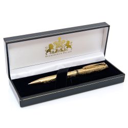 Buckingham Palace gold ballpoint pen featuring engraved details inspired on decorative wall mouldings at Buckingham Palace and displayed in its individual gift box.