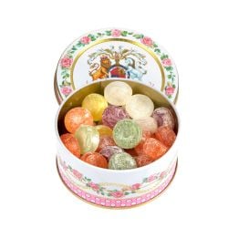 The design of this dainty fruit drop tin is wonderfully inspired by the pink roses in bloom at the time of The Queen’s official birthday, on the East Terrace Garden, Windsor Castle. At the centre of the tin lid is the coat of arms which is surrounded by a